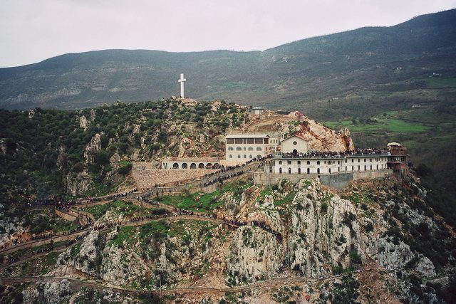 Ç’duhet të dini para se të shkoni tek Kisha e Laçit për herë të parë