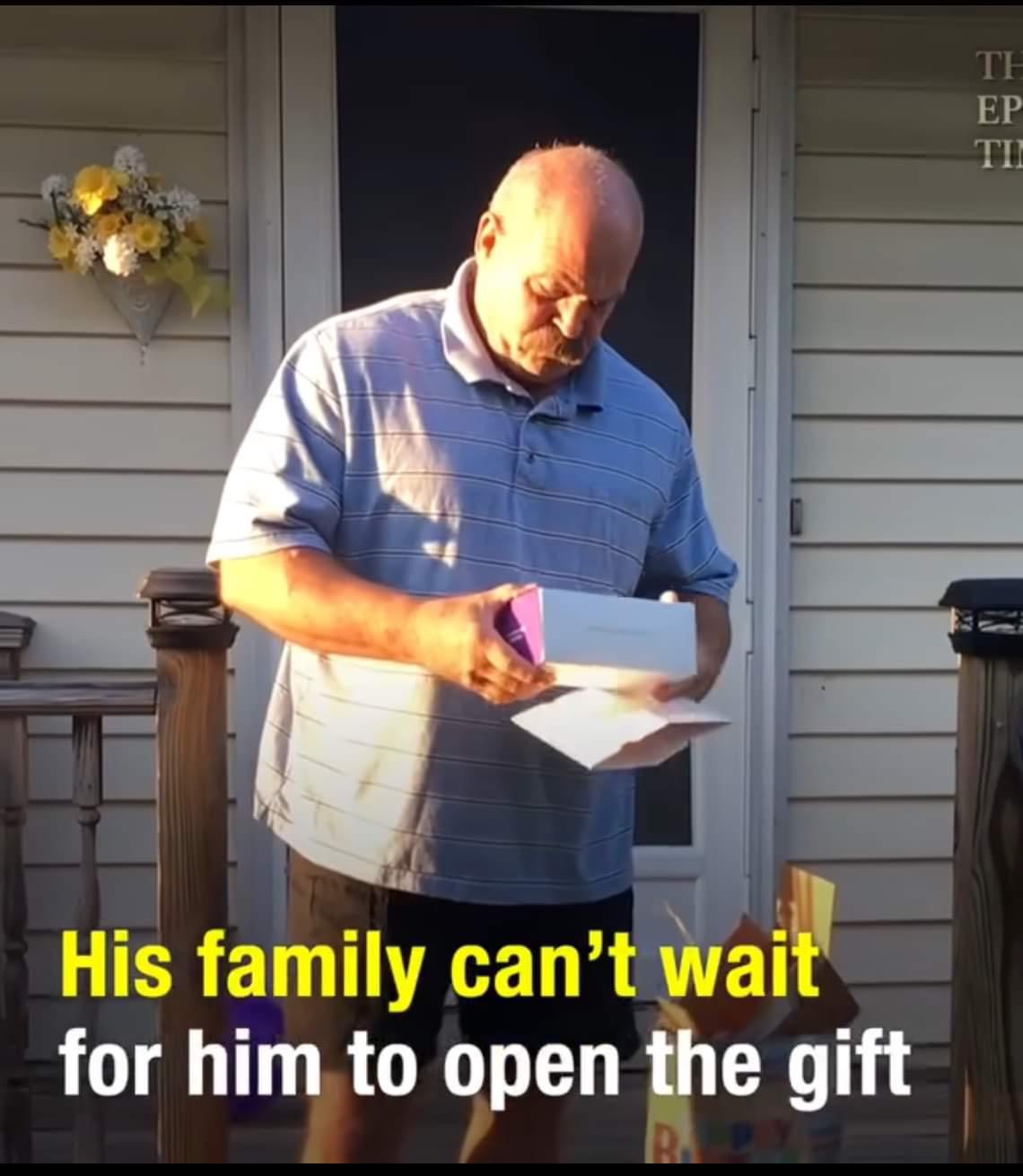 (VIDEO)This man was born colorblind , his family decided to gift him a gift that will change his life . His reaction was priceless! It really struck me in the heart